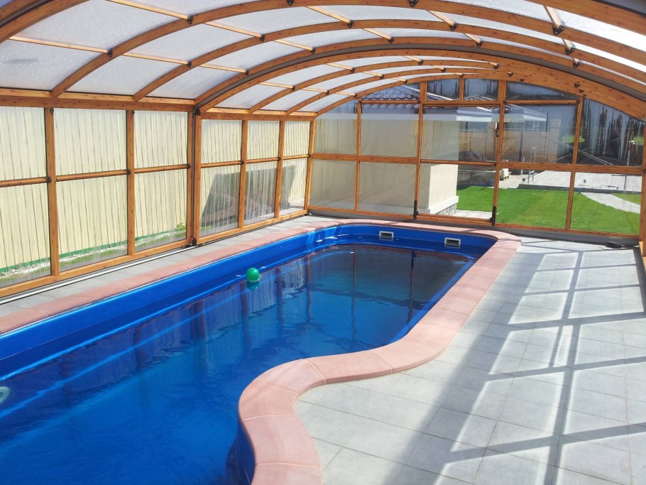 Крытый бассейн с подогревом