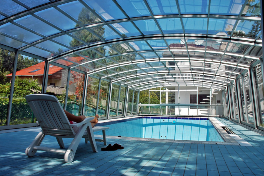 Бассейн под стеклянной крышей