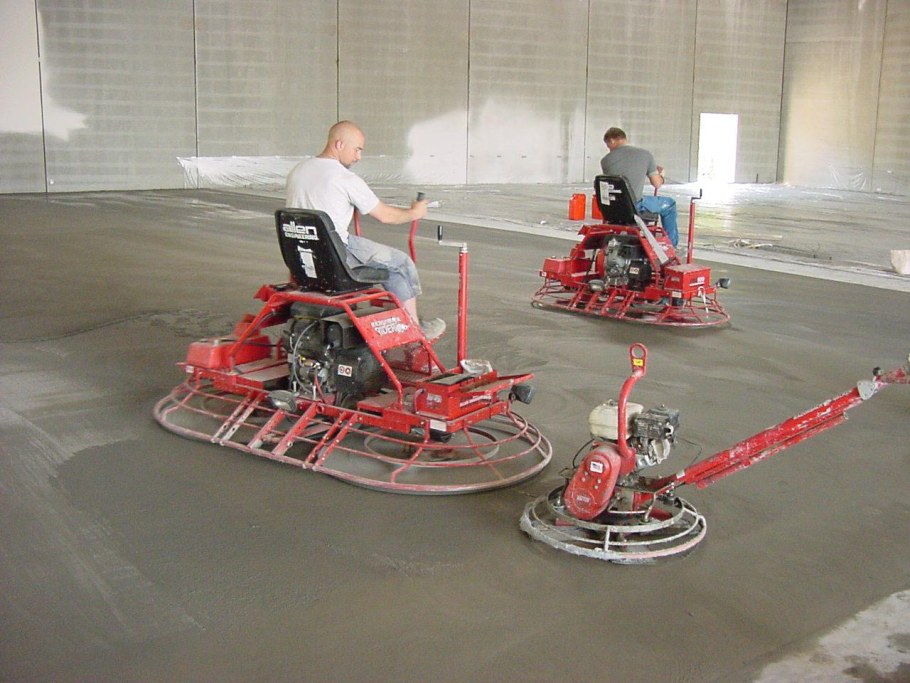 Заливка пола производственного помещения