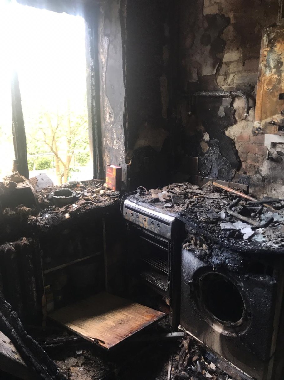 Сгоревшая кухонная плита