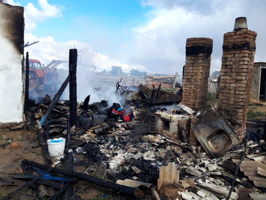 Женщина в саже после пожара