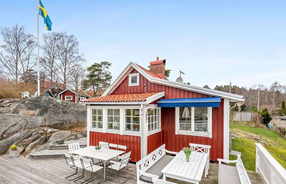 Дом в скандинавском стиле красный