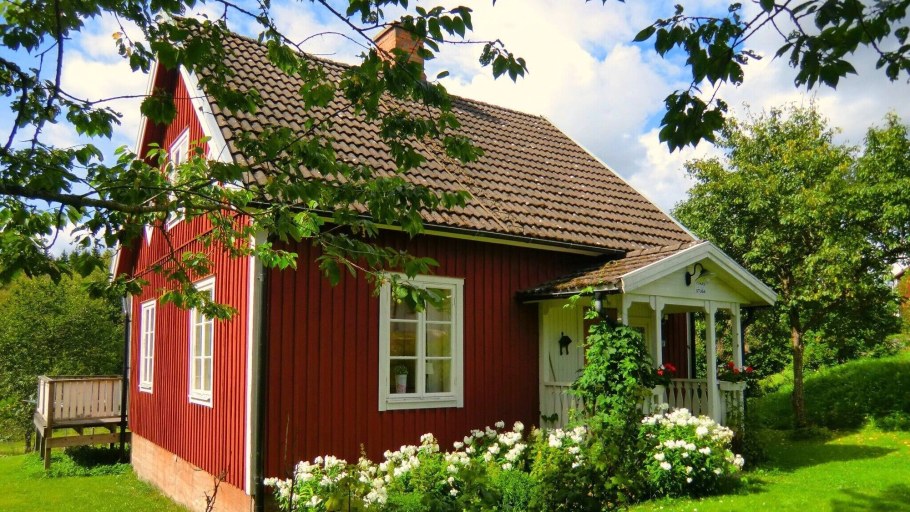 Красный дачный домик