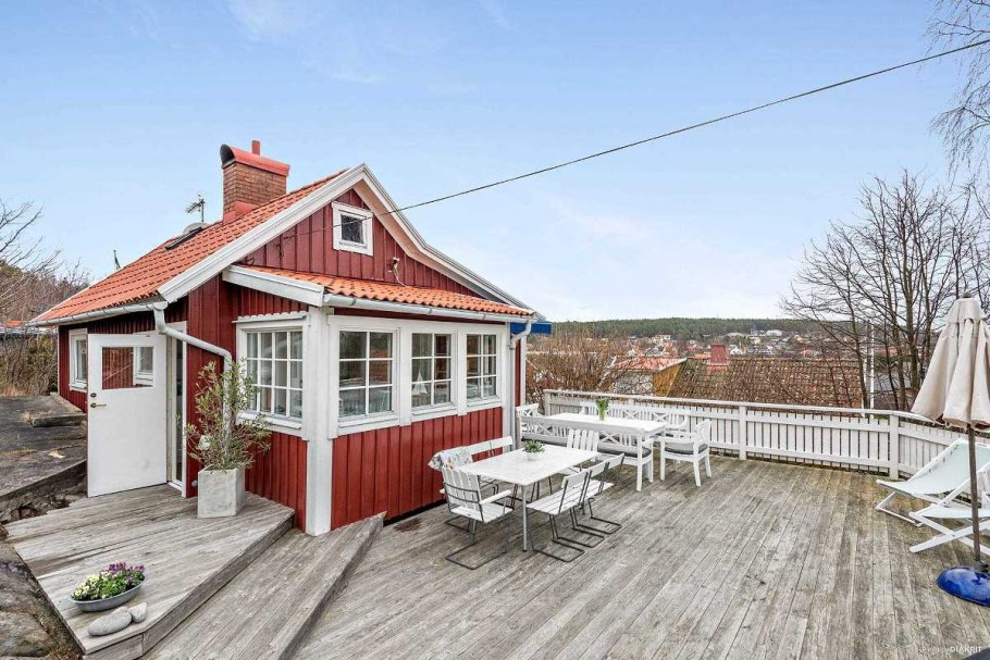 Скандинавский домик с террасой