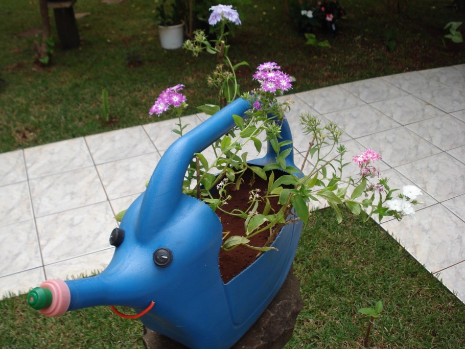 Горшок из канистры для цветов