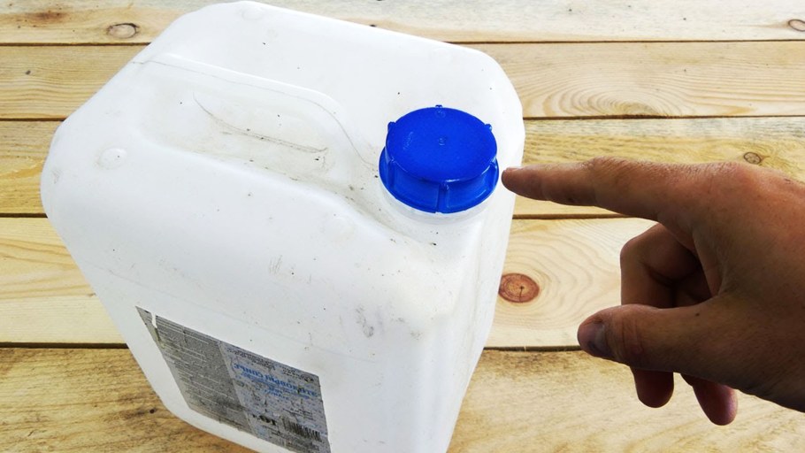 Цветочный горшок из пластиковой канистры