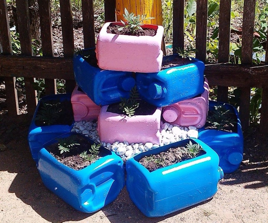 Клумбы из канистр