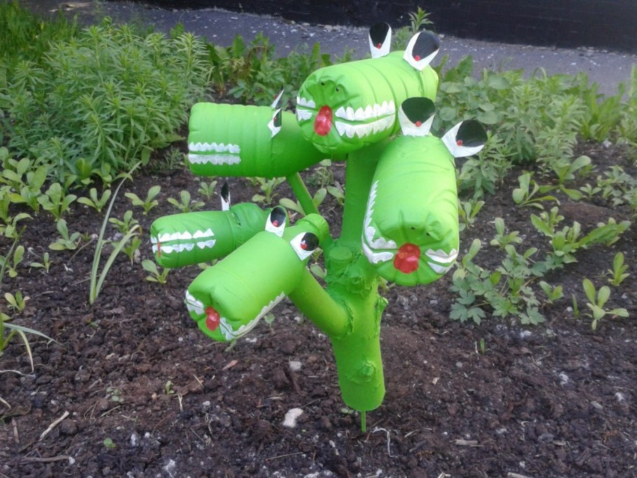 Вертикальная клумба из бутылок