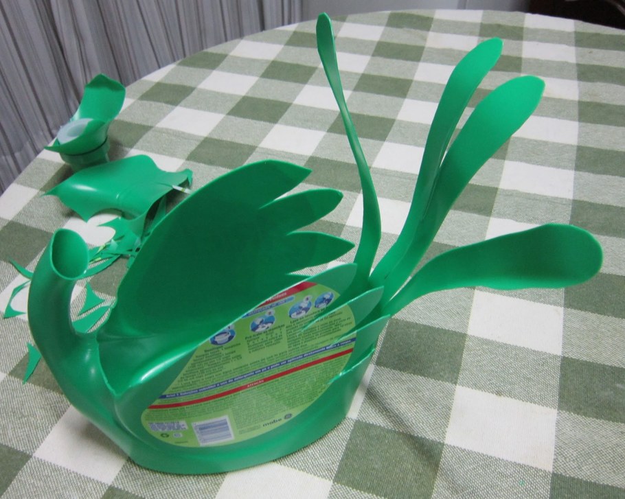 Поделка из молочной бутылки