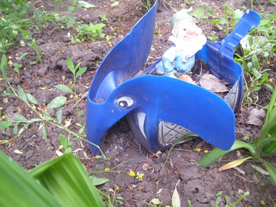 Полки из канистр