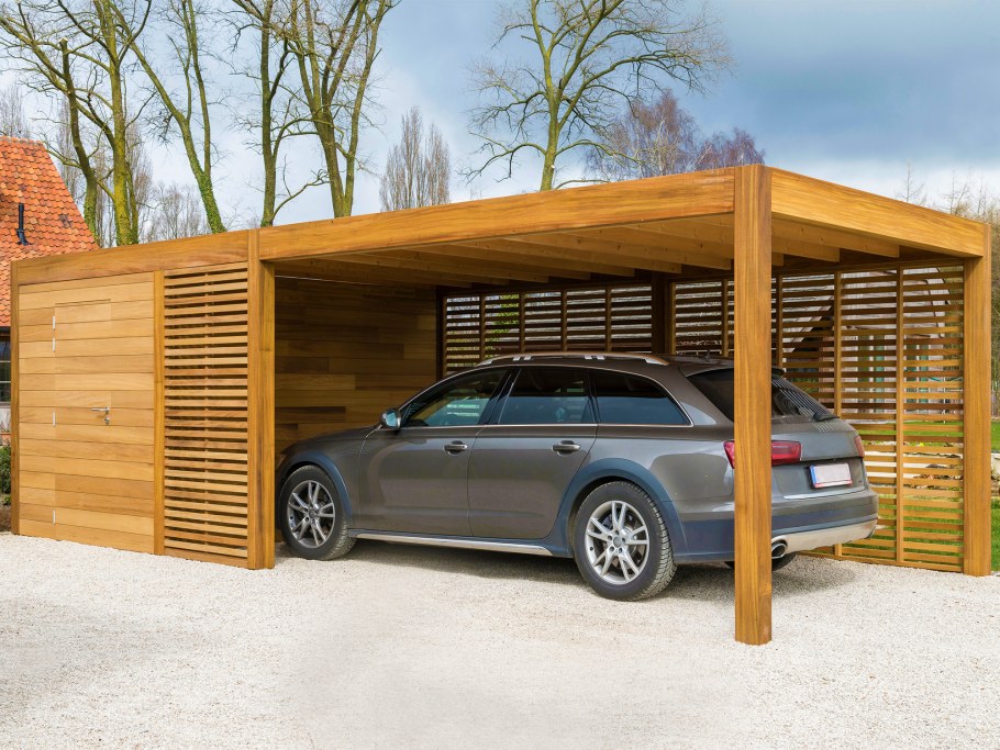 Деревянный навес для машины