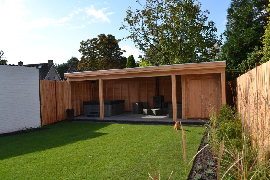 Сарай вдоль забора