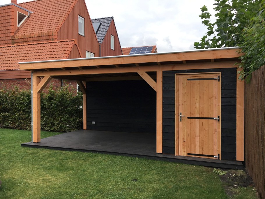 Хозблок с навесом для машины