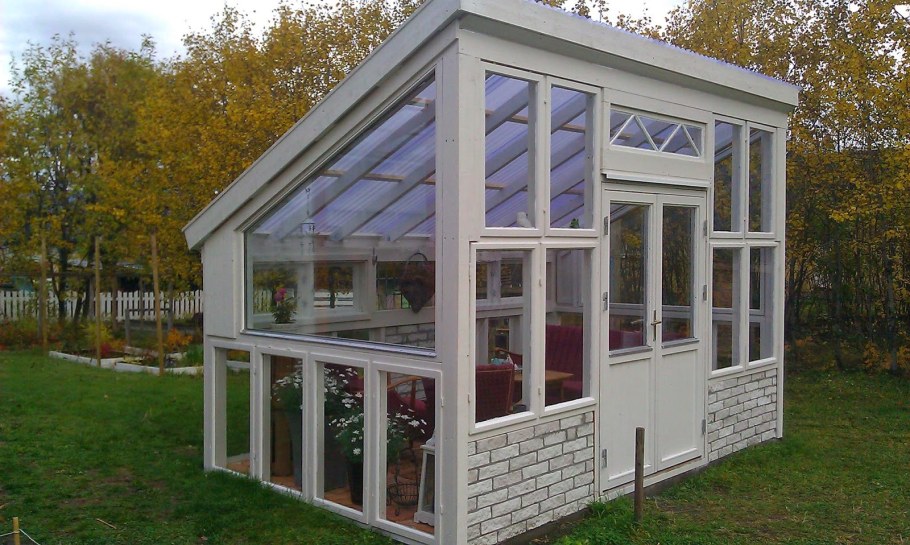 Беседка из старых оконных рам