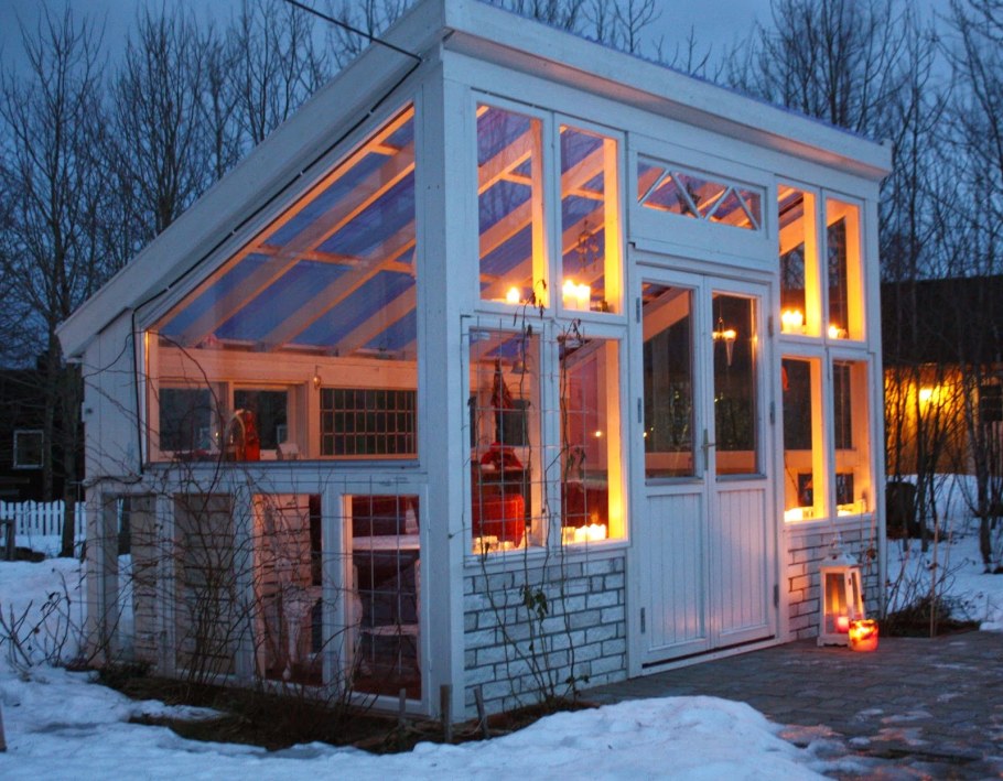 Беседка из старых оконных рам