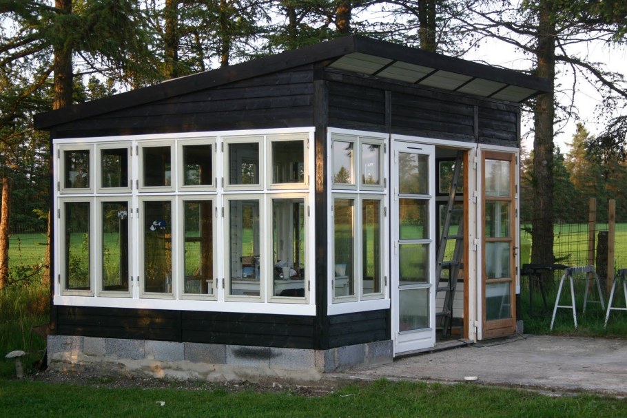 Хозблок из стеклопакетов