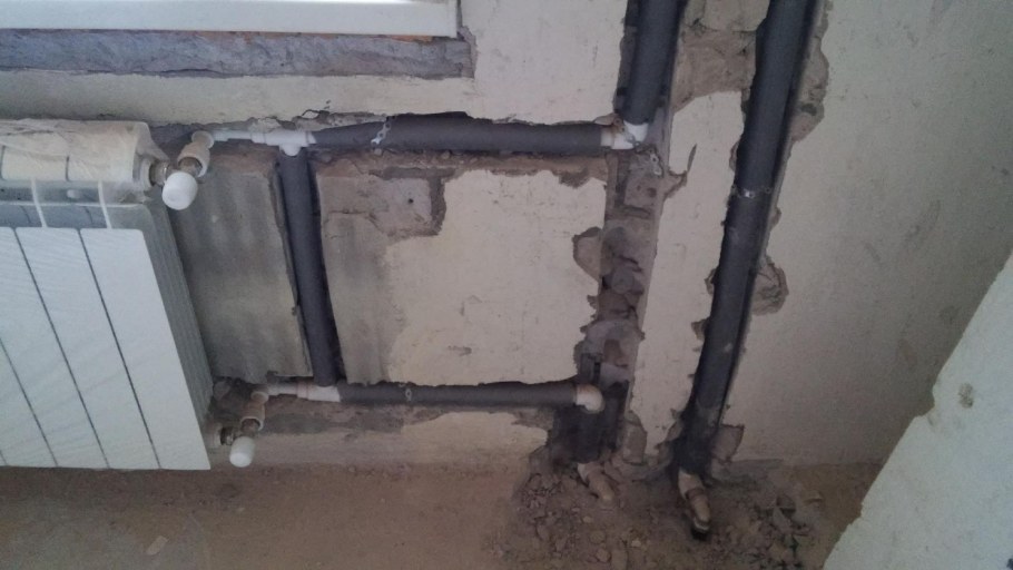 Трубы отопления в стене