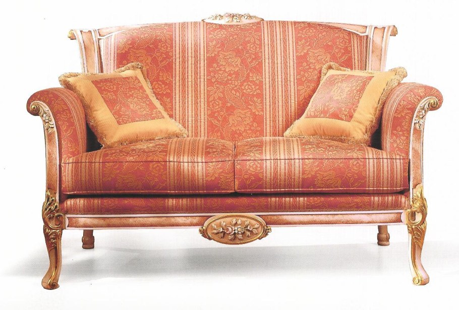 Классический диван на ножках