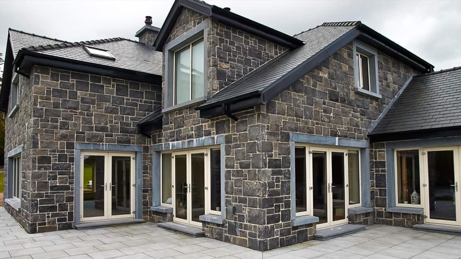 Отделка фасада искусственным камнем