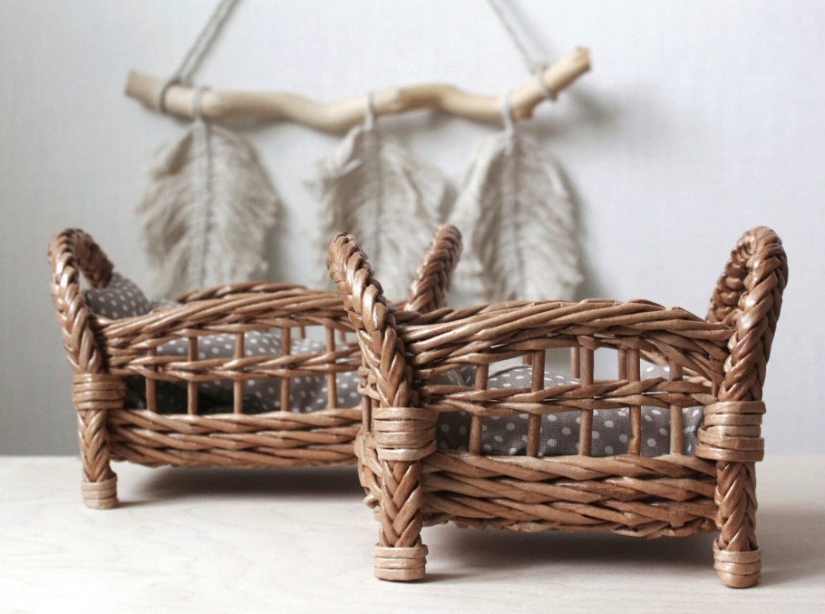 Плетеная кукольная мебель