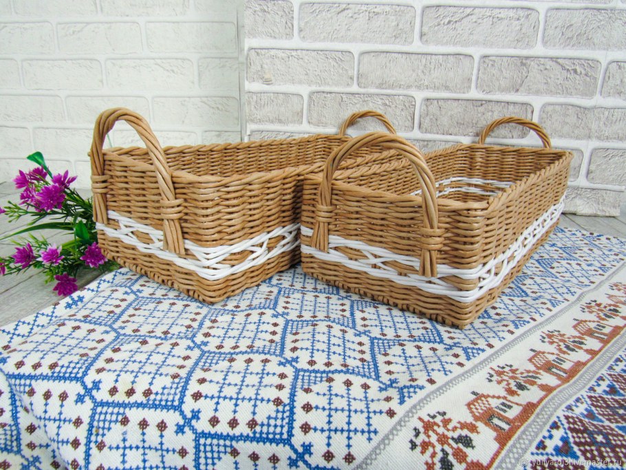 Прикроватный столик плетеный