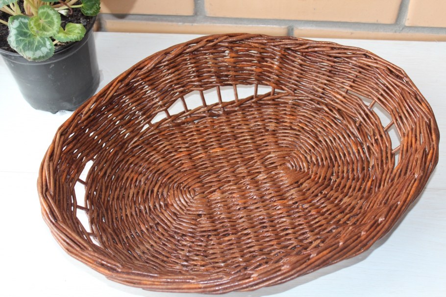 Столик из газетных трубочек