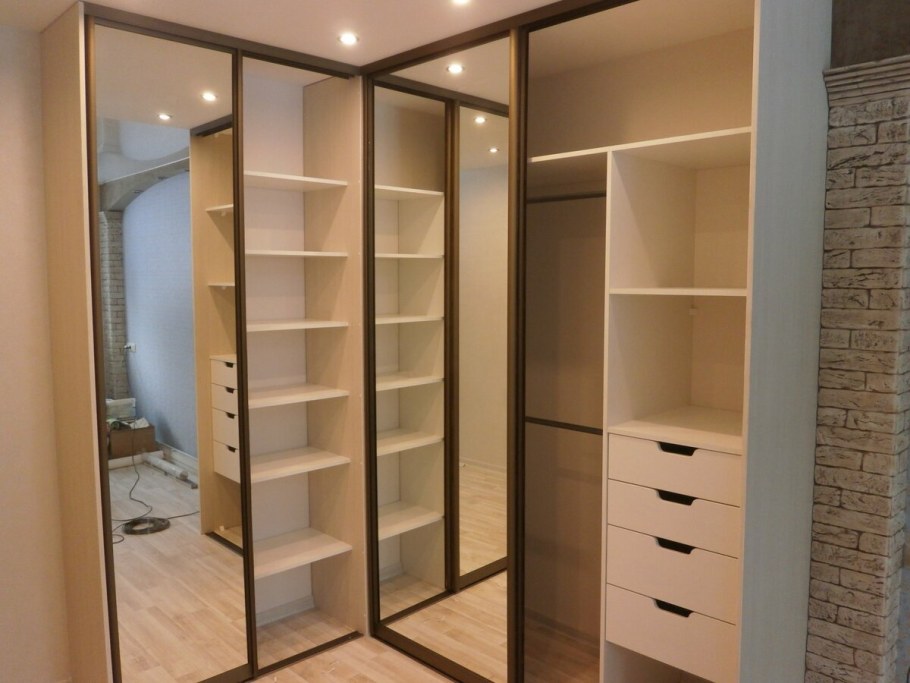 Пятистенная угловая гардеробная