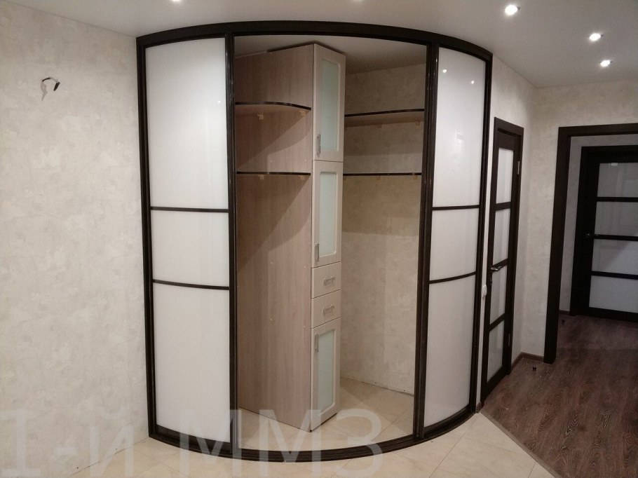 Угловые встроенные шкафы купе