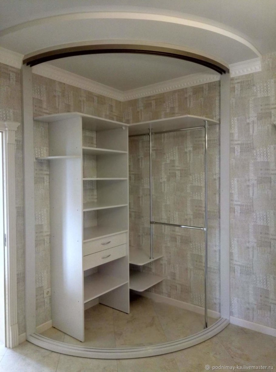 Угловой шкаф в маленькую комнату