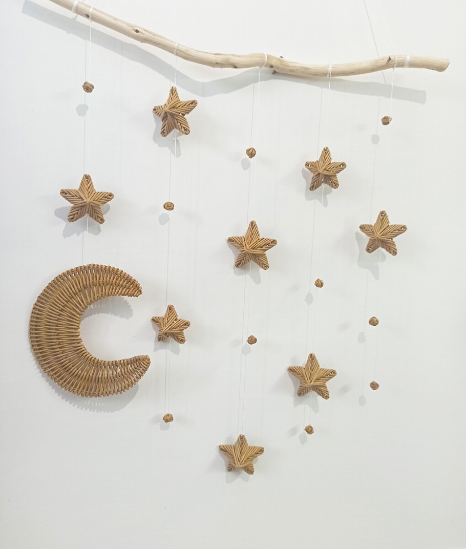 Луна на стене в интерьере