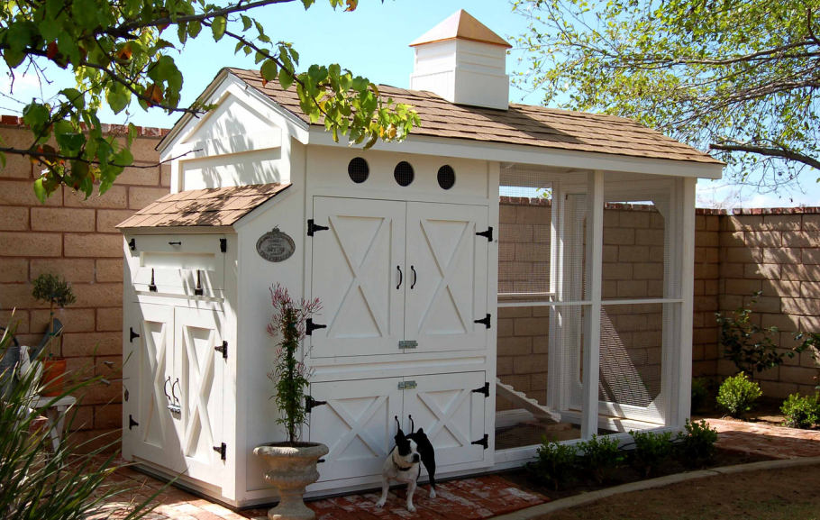 Треугольный дачный туалет