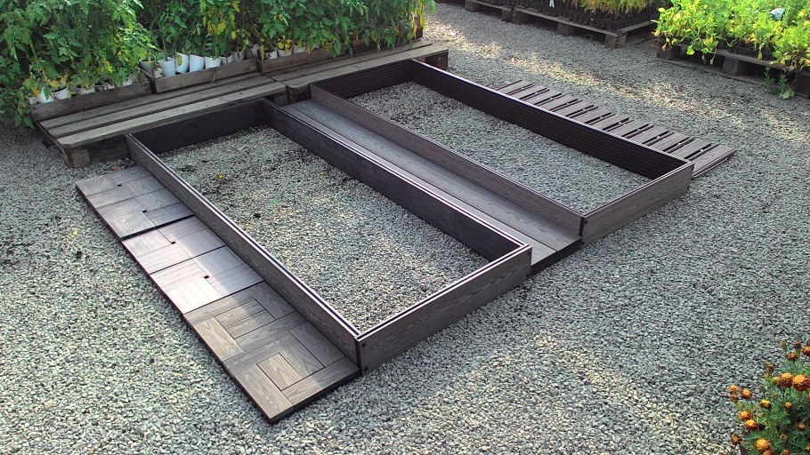 Огород с грядками и дорожками