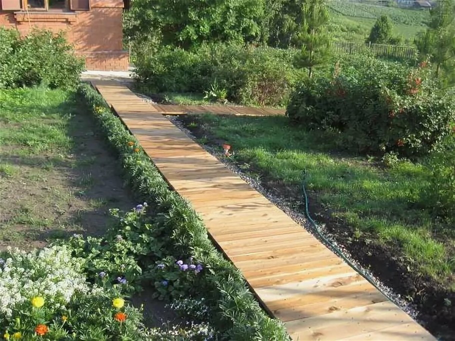 Деревянные дорожки на даче