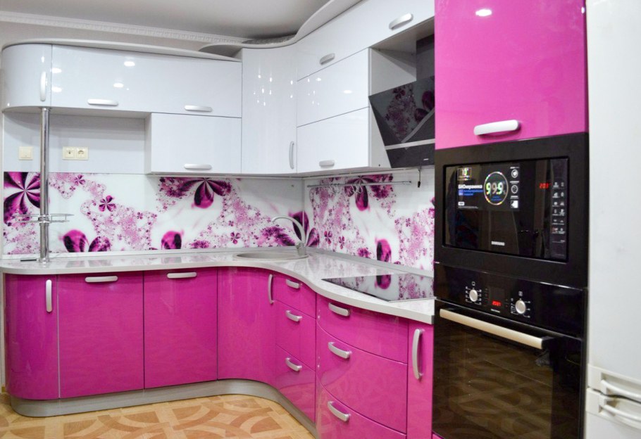 Кухни цвета фуксии с фартуком