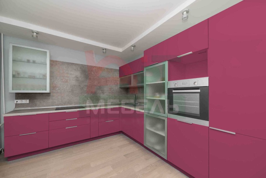 Кухня цвета фуксии в интерьере
