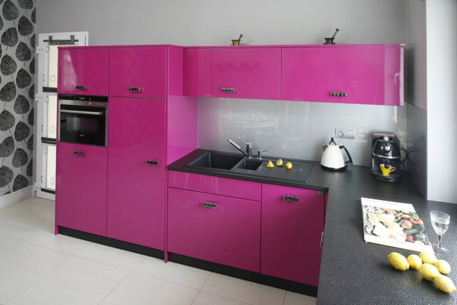 Кухонный гарнитур цвета фуксии