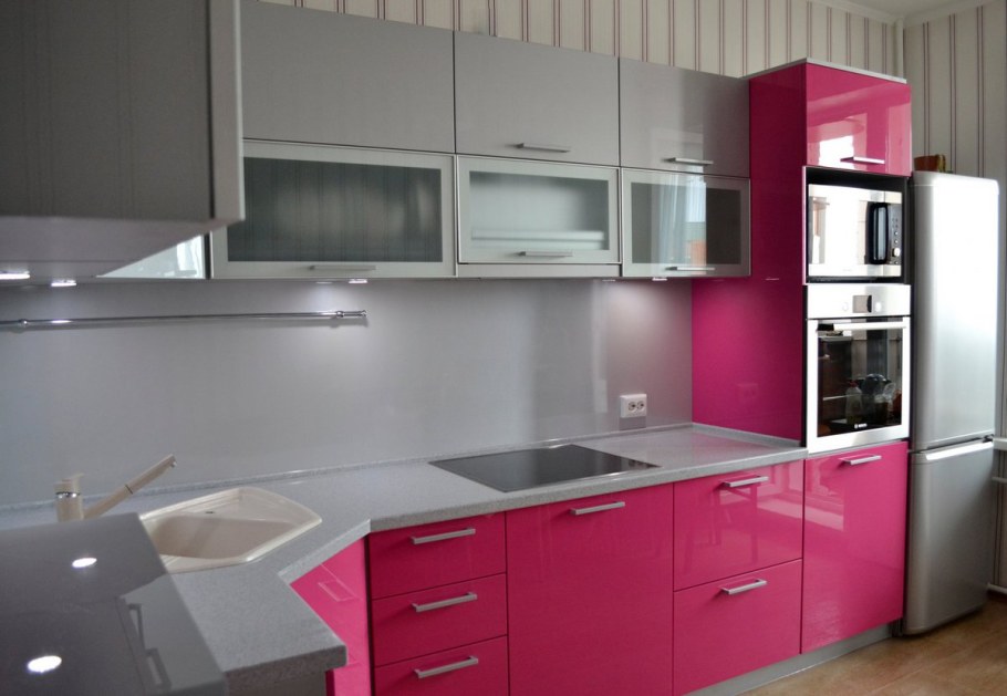 Яркая кухня в современном стиле