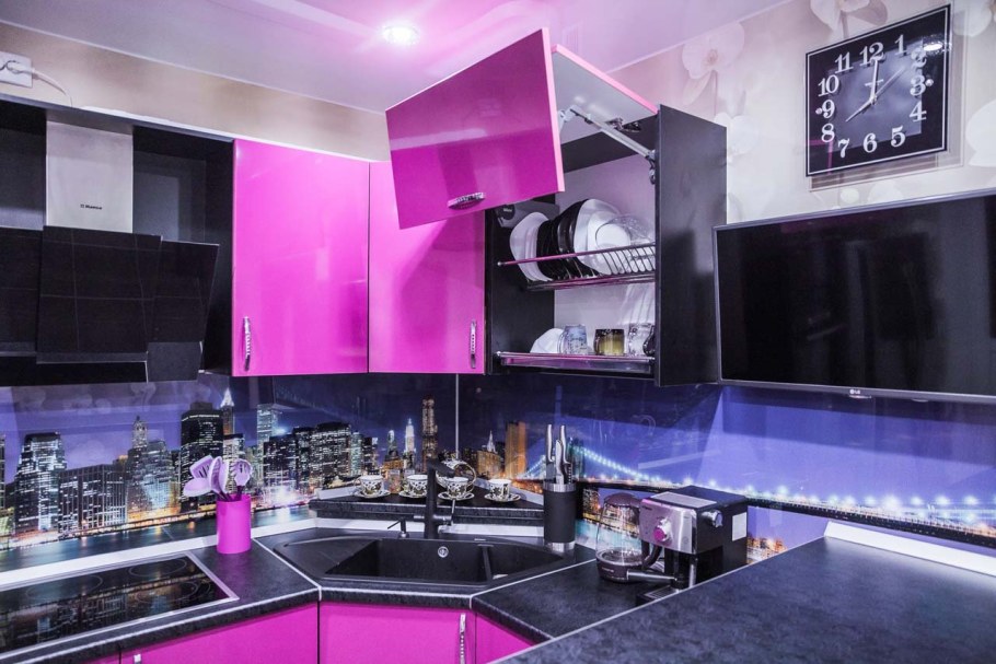 Розовая кухня