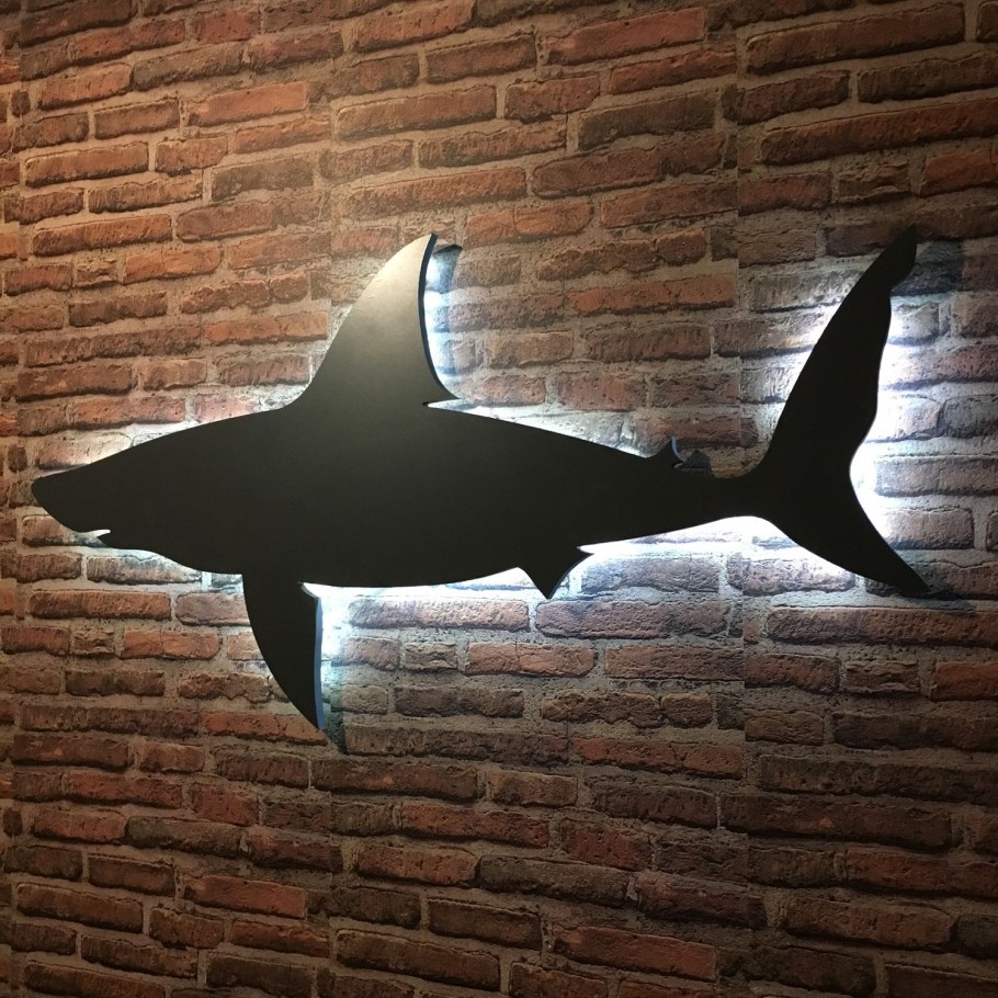 Настенный светильник акула