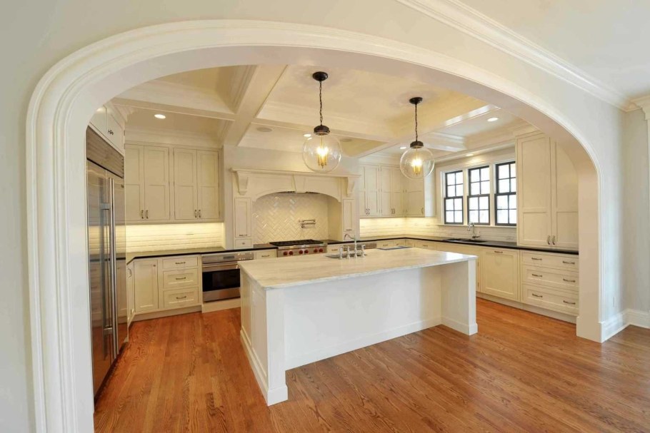 Большие арки между кухней и гостиной