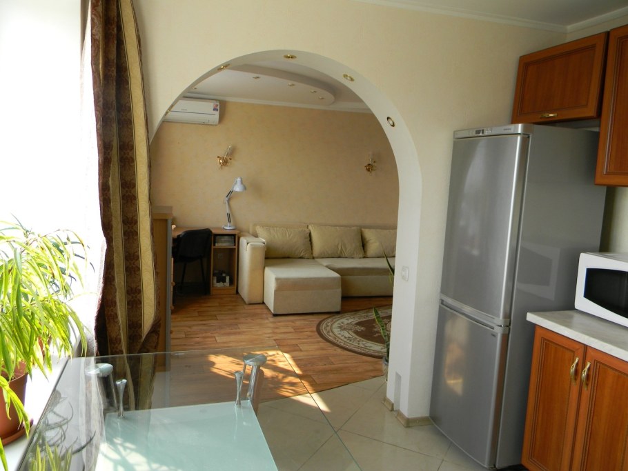 Арка между кухней и залом