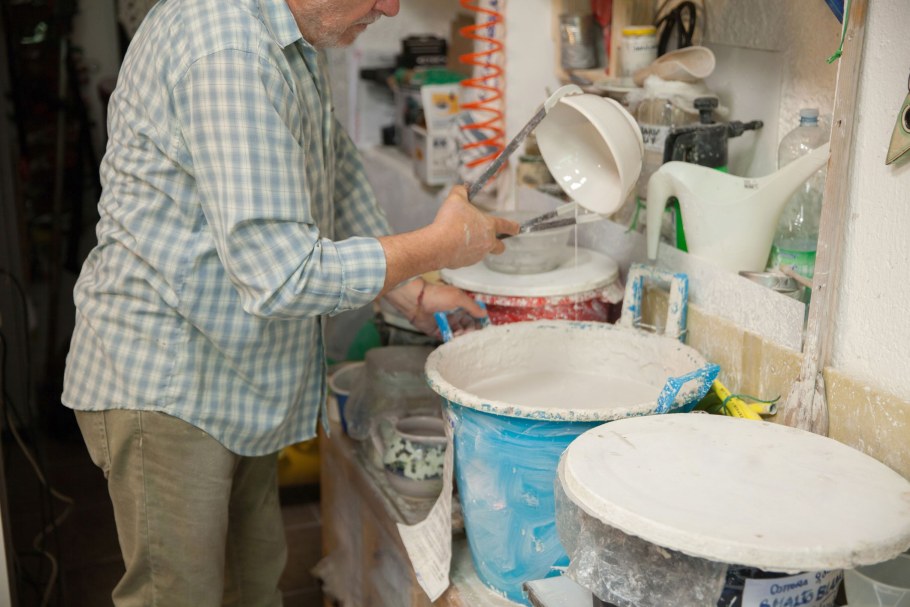 Нанесение глазури на керамику