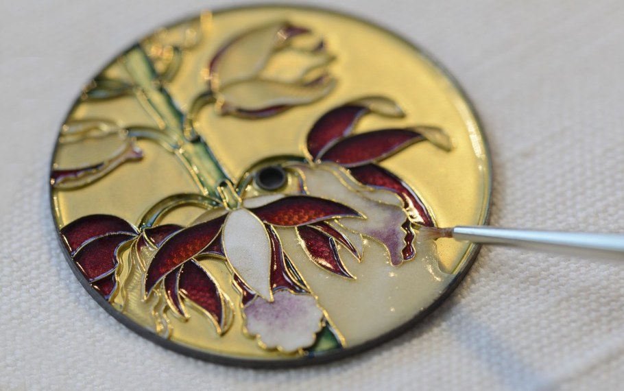 Перегородчатая и выемчатая эмаль