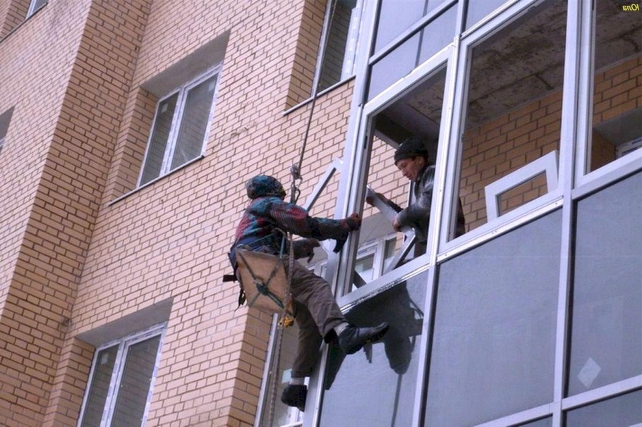 Монтаж стеклопакетов альпинистами