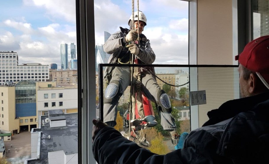 Демонтаж фасадного остекления