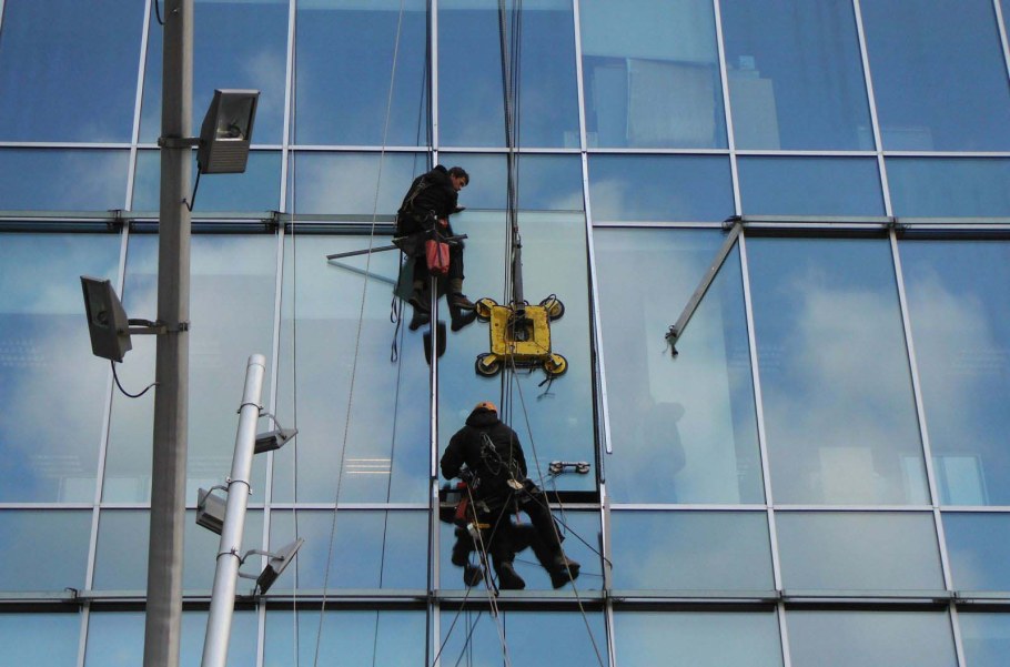 Монтаж фасадного остекления