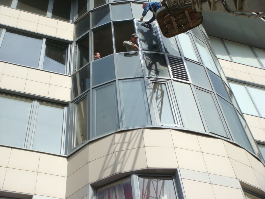 Монтажник стеклянных конструкций