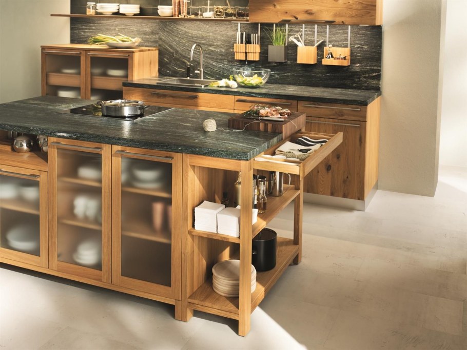 Необычные кухонные гарнитуры из дерева