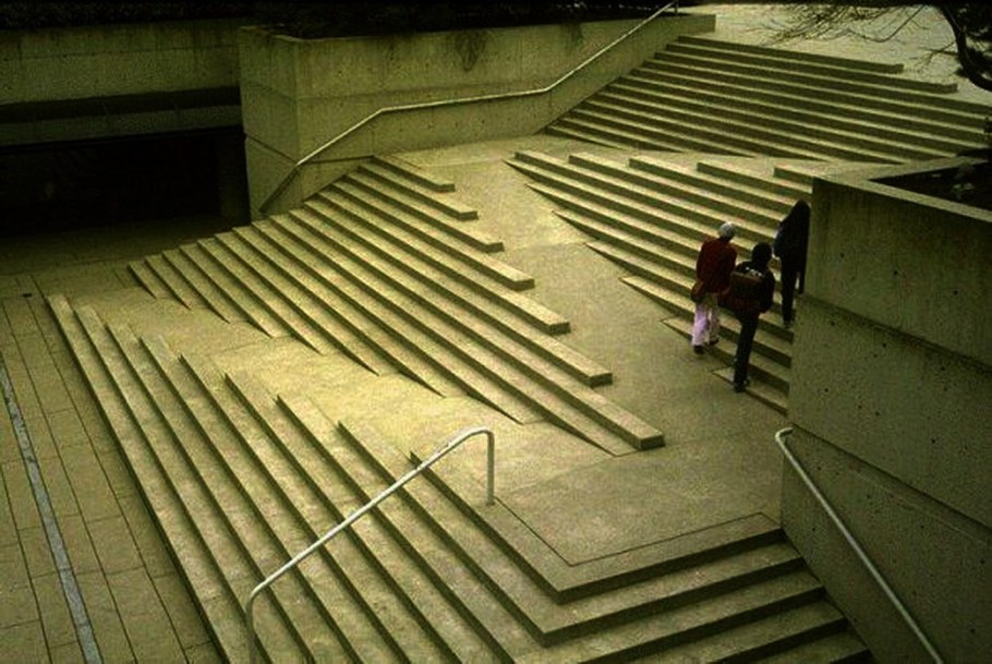 Уличная лестница с пандусом