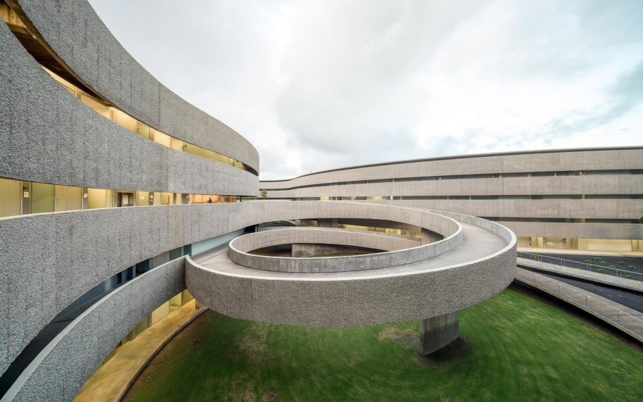 Лестница с пандусом в парке Горького